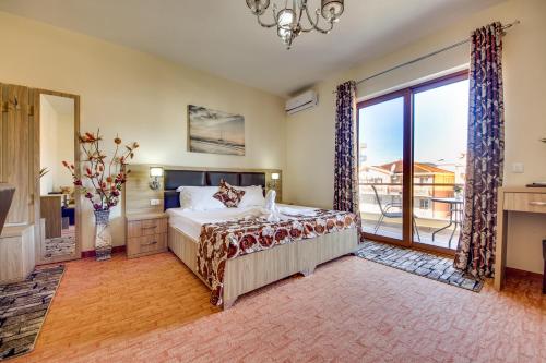 乌尔齐尼Spa Hotel Montefila的一间卧室设有一张床和一个大窗户