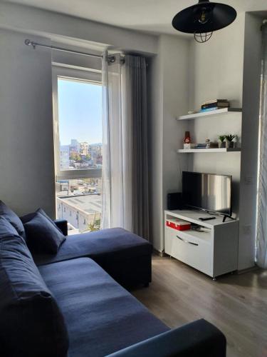 地拉那Rovena's Apartment - free parking的带沙发和大窗户的客厅