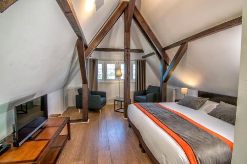 奥贝奈科特奥旅馆的一间卧室配有一张床,并在一间客房内配有电视。