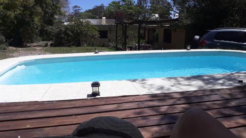 埃斯特角城Los Mochos Portezuelo的庭院里的一个蓝色海水游泳池