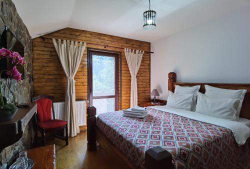 阿雷富Cabana Zimbru Transfagarasan的一间卧室设有一张床和一个窗口