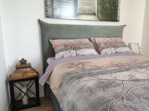 普拉Best view Pula的一间卧室配有一张带绿色床头板和粉红色枕头的床。