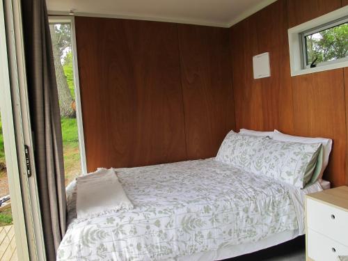 怀希Waihi Gold Alpacas 1 or 2 people的一间小卧室,配有床和窗户