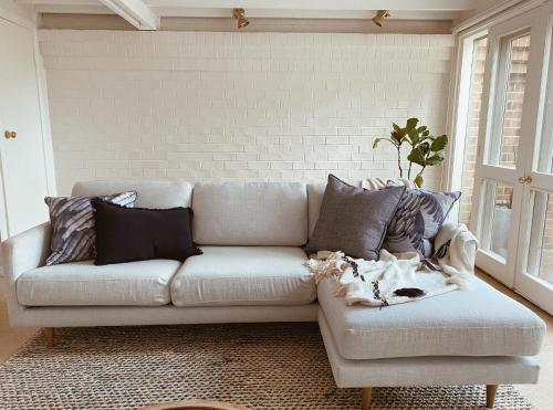 塔南达The Loft - beautiful central Barossa apartment的客厅配有带枕头的白色沙发