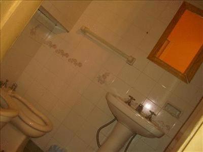 布宜诺斯艾利斯迈特套房旅馆的一间带水槽和卫生间的浴室