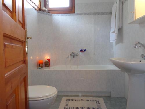 米洛帕莫斯法罗斯酒店的浴室配有卫生间、浴缸和水槽。