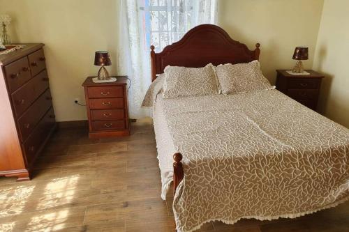 Santa Bárbaracasa Eira Alta的一间卧室设有一张大床和两个床头柜