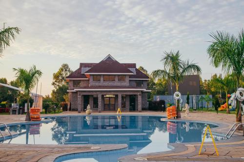 基苏木Ciala Resort Hotels In Kisumu的房屋前有游泳池的房子