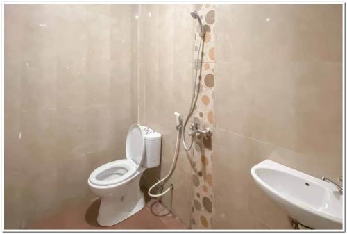 DaresRedDoorz Syariah near T2 Juanda Airport 2的一间带卫生间和水槽的浴室