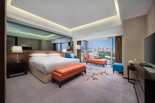 北京北京新云南皇冠假日酒店的酒店客房,配有床和电视