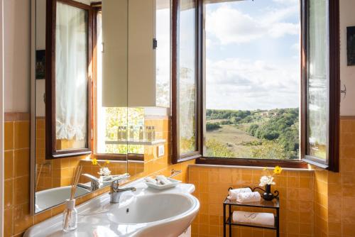 拉波拉诺泰尔梅柏德利圣阿尔三多酒店的一间带水槽的浴室和一个美景窗户