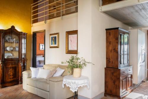 拉波拉诺泰尔梅柏德利圣阿尔三多酒店的客厅配有沙发和桌子
