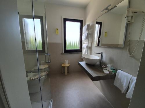 普拉塔蒂柏代诺帕拉他维德酒店的一间带水槽和玻璃淋浴的浴室