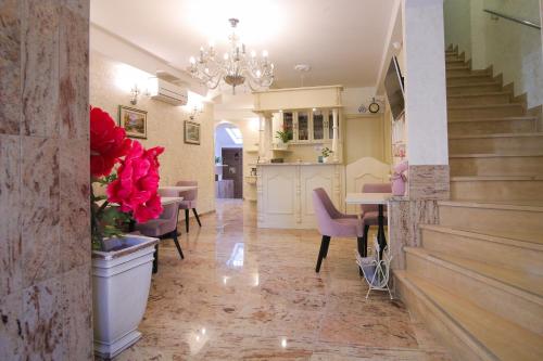 卢布尔雅那Boutique Hotel Asteria的一间带楼梯的客厅和一间用餐室