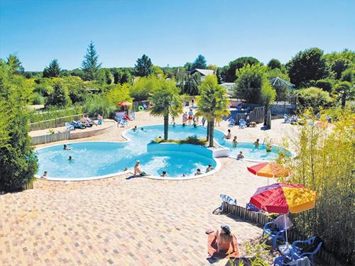 Poilly-lez-GienMobil Home XXL2 4 chambres - Camping Les Bois du Bardelet的一群人在度假村的游泳池里