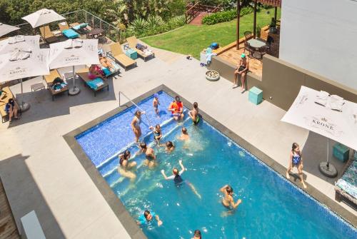 摩根湾摩根湾酒店的游泳池内人们的头顶景色