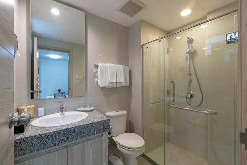 Ban TamruKantary Hotel And Serviced Apartment, Amata, Bangpakong的浴室配有卫生间水槽和淋浴。