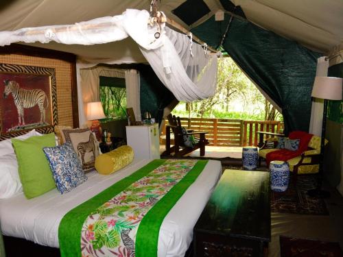 玛洛斯帕克Wielewaal Bush Lodge的帐篷内一间卧室,配有一张床