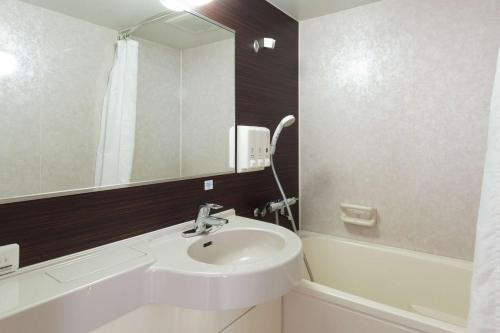 广岛广岛大手町康福酒店的一间带水槽和镜子的浴室