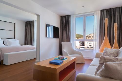 赫瓦尔阿德瑞安纳哈瓦温泉酒店的酒店客房配有床、沙发和桌子。