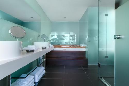 阿德瑞安纳哈瓦温泉酒店的一间浴室