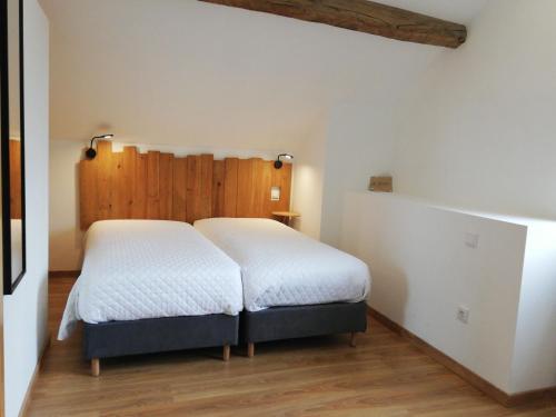 萨布盖鲁Sambuc'asa - Serra da Estrela的一间卧室,配有两张床