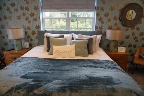 约克The Tickled Trout Inn Bilton-in-Ainsty的卧室配有带枕头的大床和窗户。