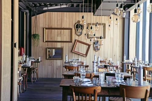 维利耶维利尔斯马哈城堡酒店的餐厅拥有木墙和桌椅