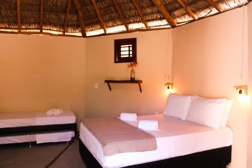 巴拉格兰德Vila Prana的一间卧室设有两张床和窗户。