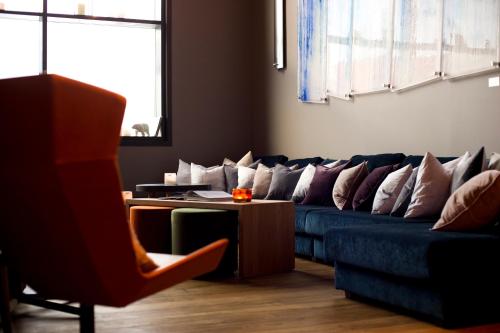 朗伊尔城斯瓦尔巴德酒店 | 普法瑞恩的客厅配有带枕头的蓝色沙发
