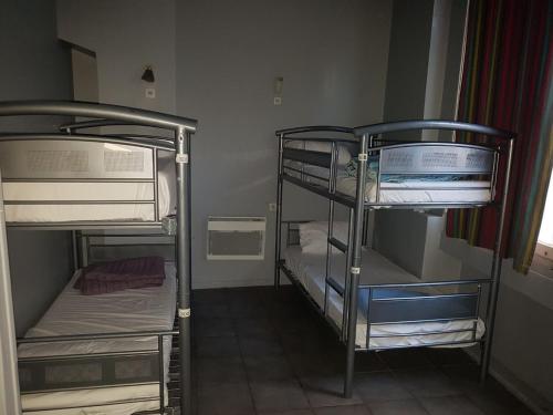马赛HOTEL SYLVABELLE的一间房间,设有三张双层床