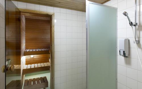 耶姆赛希莫斯酒店的设有带长凳的淋浴的浴室