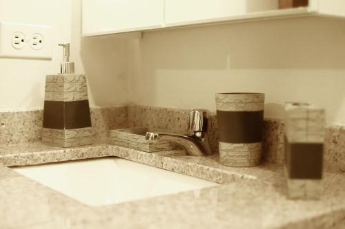 棕榈滩Aruba Smart Apartments的厨房柜台设有水槽和水龙头