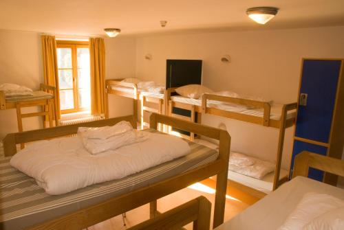维安登青年旅馆客房内的一张或多张双层床