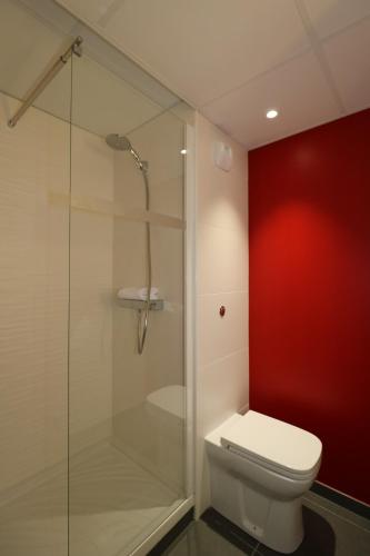 图卢兹图卢兹体育场酒店的一间带卫生间和玻璃淋浴间的浴室