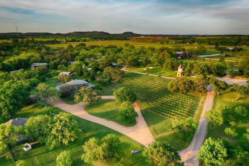 弗雷德里克斯堡Barons CreekSide Resort的树木和草地农场的空中景观