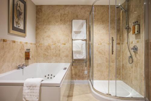 达特茅斯皇家城堡酒店 的设有带浴缸和淋浴的浴室。