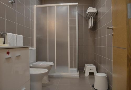 米尔芳提斯城Cerca da Vitoria 3 Milfontes的一间带卫生间和玻璃淋浴间的浴室