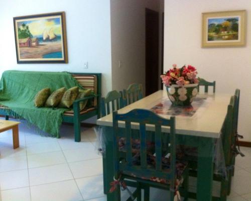 邦巴斯EXCELENTE APTO NA QUADRA DA PRAIA的客厅配有沙发和桌子