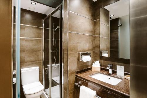 毕尔巴鄂阿万多酒店的一间带卫生间和水槽的浴室