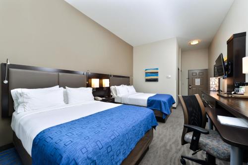 Holiday Inn Express Hotel & Suites St. Louis West-O'Fallon, an IHG Hotel客房内的一张或多张床位
