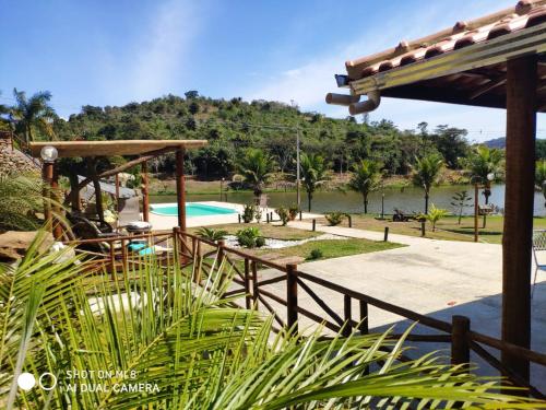 Antônio PradoRaposo Vale Encantado Pousada的享有度假村游泳池的景致