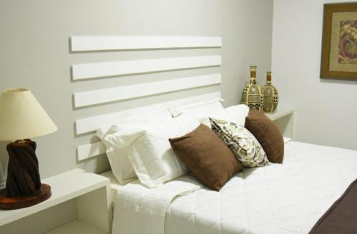 Antônio PradoRaposo Vale Encantado Pousada的客房内的白色沙发上配有枕头