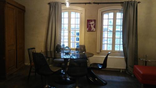 蒙绍Manoir -1654- historisch schlafen in Monschaus Altstadt的一间带桌椅和窗户的用餐室