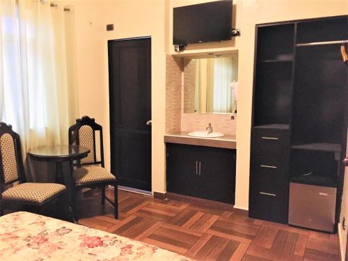 利马Hostal Carlos Tenaud的客房设有带水槽和桌子的浴室