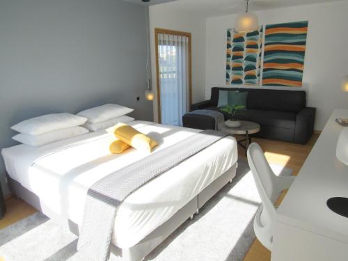 里斯本Panoramic in Travel, Parque das Nações的卧室配有一张白色的大床和一张沙发。
