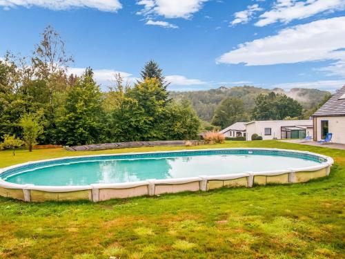 尼维兹Splendid Villa in Sart Jalhay with Swimming Pool的一个带草地的庭院里的一个大型游泳池