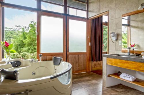 ArchidonaKuyana Amazon Lodge的一间带大浴缸和水槽的浴室