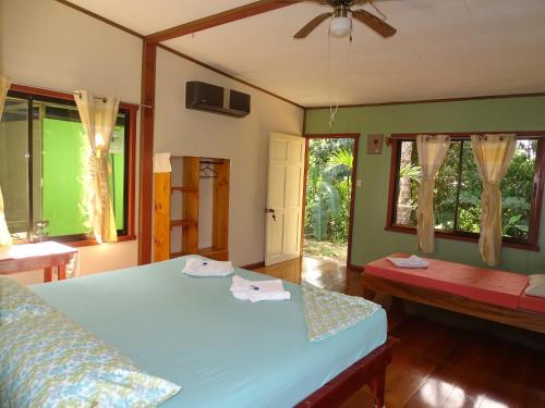 德雷克Casa Jade的一间卧室设有两张床和两个窗户。