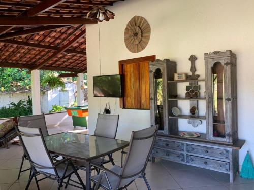 日若卡-迪热里科阿科阿拉Sitio das Amélias的一间设有玻璃桌和椅子的用餐室